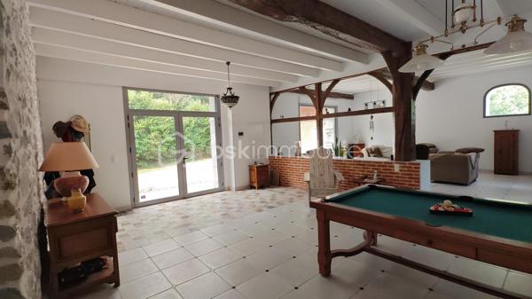 FERME LANDAISE 399 m² – 6,7 HA – PISCINE – 4 CHAMBRES – RÉNOVATION COMPLÈTE

Située à 20 minutes des portes de Bayonne  et 25 minutes des plages de Capbreton et Hossegor.

Rare sur le secteur : propriété de 399 m² habitables sur 6,7 hectares, entièrement rénovée, avec piscine, spa et dépendance.

Cette ancienne ferme landaise datant de 1850 a été entièrement rénovée en 2018-2019. Elle offre de grands volumes, quatre chambres avec sanitaires privatifs, deux cuisines et de nombreuses dépendances, le tout dans un environnement calme et sans vis-à-vis.

UNE MAISON DE 399 m² HABITABLES

La maison se compose de :

* Vaste séjour lumineux avec poutres apparentes et poêle à bois scandinave
* Bibliothèque
* Deux cuisines, dont une cuisine principale et une seconde cuisine adaptée aux réceptions
* 4 chambres
* Suite parentale au rez-de-chaussée avec accès extérieur, salle de bains et WC
* 3 chambres à l’étage, chacune avec salle d’eau et WC
* Climatisation réversible dans toutes les chambres

La distribution permet d’accueillir confortablement une grande famille ou plusieurs générations, avec une réelle indépendance pour chaque espace nuit.

RÉNOVATION IMPORTANTE

La propriété a fait l’objet d’une rénovation complète entre 2018 et 2019 :

* Toiture entièrement refaite
* Menuiseries remplacées en aluminium double vitrage
* Portes et baies vitrées neuves
* Volumes intérieurs ouverts et réorganisés
* Deux cuisines créées/aménagées
* Salles d’eau et sanitaires rénovés
* Poêle à bois scandinave
* Climatisation réversible dans les chambres
* Piscine et spa

Le chauffage principal est assuré par une chaudière gaz avec citerne enterrée.

Un suivi régulier du traitement anti-termites est également réalisé, avec dossier disponible.

6,7 HECTARES AVEC PISCINE ET DÉPENDANCES

Le terrain de 6,7 hectares est composé de bois et de pâtures, avec un parc arboré entretenu.

La propriété bénéficie d’un environnement sans vis-à-vis, offrant calme et intimité.

Côté extérieur :

* Piscine au sel avec volet électrique de sécurité
* Spa 6 places
* Garage spacieux
* Dépendance d’environ 30 m² avec salle d’eau et WC

Cette dépendance peut être aménagée selon les besoins : studio, bureau, atelier, espace professionnel ou logement d’appoint, sous réserve des autorisations nécessaires.

LES + DU BIEN

399 m² habitables
6,7 hectares
Ferme de 1850
Rénovation 2018-2019
4 chambres
4 espaces sanitaires privatifs pour les chambres
2 cuisines
Piscine au sel
Spa 6 places
Dépendance de 30 m² avec salle d’eau et WC
Garage
Terrain composé de bois et pâtures
Aucun vis-à-vis
Environ 30 minutes des plages

Une propriété offrant un volume et une surface de terrain particulièrement rares, avec des travaux importants déjà réalisés.

Diagnostics et dossier technique disponibles sur demande.

Contactez-nous pour obtenir davantage d’informations ou organiser une visite.