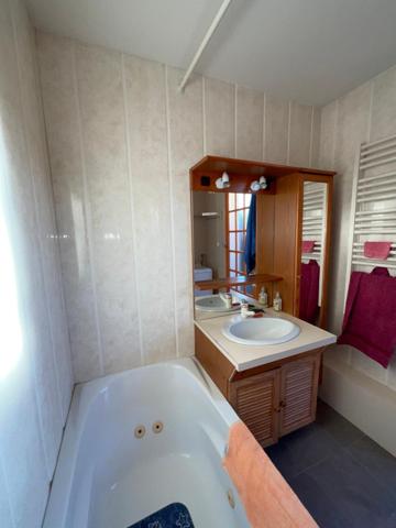 Maison, 3 chambres, jardin, garage.