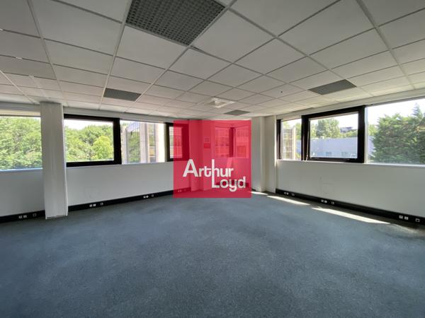 Bâtiment de bureaux à vendre à Seyssinet-Pariset accès immédiat tram et parking
