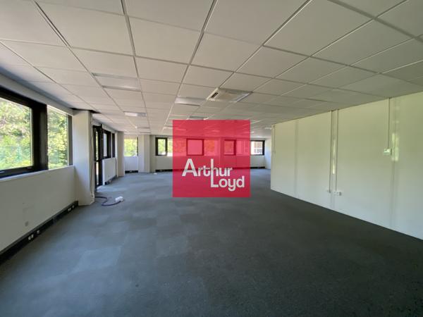 Bâtiment de bureaux à vendre à Seyssinet-Pariset accès immédiat tram et parking
