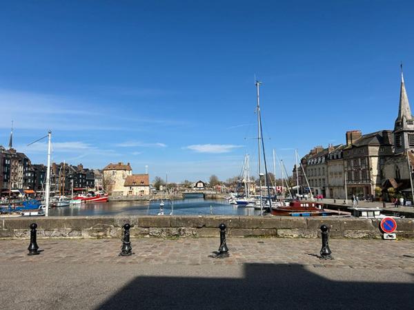 14600 Honfleur Appartement duplex 3 pièces refait à neuf  330 700 E