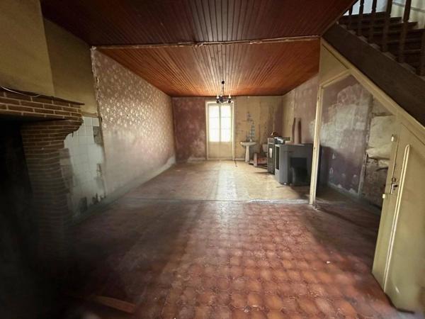 Maison en pierre à rénover à Busserolles