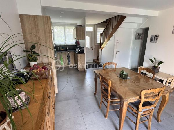 À découvrir au Mans, quartier Clairefontaine/Villaret et au sein d’une rue très peu passante, cette maison familiale d’environ 89 m² habitables est implantée sur un terrain d’environ 150 m².
Fonctionnelle et bien entretenue, elle offre un bel espace de vie ainsi que de nombreux rangements.
Au rez-de-chaussée, vous profiterez de pièces de vie de plain-pied comprenant un salon, un séjour et une cuisine récemment refaite, ainsi qu’un WC avec lave main. Un débarras, accessible depuis l’extérieur à l’avant de la maison, pratique pour y mettre son vélo, complète ce niveau.
Le premier étage se compose de deux chambres, d’une autre chambre actuellement aménagée en bureau, d’une salle de bains et d’un WC.
Au deuxième étage, deux pièces sous pente sont actuellement utilisées comme chambres. À noter qu’elles ne répondent toutefois pas aux critères de surface requis pour être considérées comme des chambres au sens de la loi Carrez.
La maison bénéficie également d’un sous-sol complet avec cave, offrant un espace de stockage appréciable.
À l’extérieur, vous profiterez d’un espace agréable et aménagé avec une terrasse carrelée, une grande pergola très récente équipée d’un éclairage, de stores et de lames de toit électriques, ainsi qu’un cabanon de jardin.
Côté prestations : menuiseries PVC double vitrage avec moustiquaires, fibre optique, chauffage gaz et électrique sur le dernier niveau. La toiture est en bon état, le ravalement de façade et les gouttières ont été refait en 2017.
La cuisine, le carrelage du rez-de-chaussée ainsi que certains radiateurs ont été rénovés il y a environ deux ans.
Une maison fonctionnelle, bien entretenue et idéalement pensée pour une vie de famille, avec ses espaces de vie de plain-pied, son sous-sol complet et son extérieur convivial.