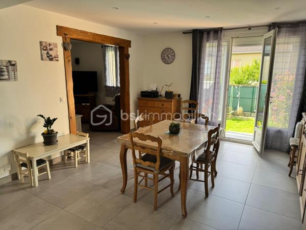 À découvrir au Mans, quartier Clairefontaine/Villaret et au sein d’une rue très peu passante, cette maison familiale d’environ 89 m² habitables est implantée sur un terrain d’environ 150 m².
Fonctionnelle et bien entretenue, elle offre un bel espace de vie ainsi que de nombreux rangements.
Au rez-de-chaussée, vous profiterez de pièces de vie de plain-pied comprenant un salon, un séjour et une cuisine récemment refaite, ainsi qu’un WC avec lave main. Un débarras, accessible depuis l’extérieur à l’avant de la maison, pratique pour y mettre son vélo, complète ce niveau.
Le premier étage se compose de deux chambres, d’une autre chambre actuellement aménagée en bureau, d’une salle de bains et d’un WC.
Au deuxième étage, deux pièces sous pente sont actuellement utilisées comme chambres. À noter qu’elles ne répondent toutefois pas aux critères de surface requis pour être considérées comme des chambres au sens de la loi Carrez.
La maison bénéficie également d’un sous-sol complet avec cave, offrant un espace de stockage appréciable.
À l’extérieur, vous profiterez d’un espace agréable et aménagé avec une terrasse carrelée, une grande pergola très récente équipée d’un éclairage, de stores et de lames de toit électriques, ainsi qu’un cabanon de jardin.
Côté prestations : menuiseries PVC double vitrage avec moustiquaires, fibre optique, chauffage gaz et électrique sur le dernier niveau. La toiture est en bon état, le ravalement de façade et les gouttières ont été refait en 2017.
La cuisine, le carrelage du rez-de-chaussée ainsi que certains radiateurs ont été rénovés il y a environ deux ans.
Une maison fonctionnelle, bien entretenue et idéalement pensée pour une vie de famille, avec ses espaces de vie de plain-pied, son sous-sol complet et son extérieur convivial.
