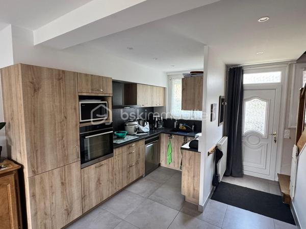 À découvrir au Mans, quartier Clairefontaine/Villaret et au sein d’une rue très peu passante, cette maison familiale d’environ 89 m² habitables est implantée sur un terrain d’environ 150 m².
Fonctionnelle et bien entretenue, elle offre un bel espace de vie ainsi que de nombreux rangements.
Au rez-de-chaussée, vous profiterez de pièces de vie de plain-pied comprenant un salon, un séjour et une cuisine récemment refaite, ainsi qu’un WC avec lave main. Un débarras, accessible depuis l’extérieur à l’avant de la maison, pratique pour y mettre son vélo, complète ce niveau.
Le premier étage se compose de deux chambres, d’une autre chambre actuellement aménagée en bureau, d’une salle de bains et d’un WC.
Au deuxième étage, deux pièces sous pente sont actuellement utilisées comme chambres. À noter qu’elles ne répondent toutefois pas aux critères de surface requis pour être considérées comme des chambres au sens de la loi Carrez.
La maison bénéficie également d’un sous-sol complet avec cave, offrant un espace de stockage appréciable.
À l’extérieur, vous profiterez d’un espace agréable et aménagé avec une terrasse carrelée, une grande pergola très récente équipée d’un éclairage, de stores et de lames de toit électriques, ainsi qu’un cabanon de jardin.
Côté prestations : menuiseries PVC double vitrage avec moustiquaires, fibre optique, chauffage gaz et électrique sur le dernier niveau. La toiture est en bon état, le ravalement de façade et les gouttières ont été refait en 2017.
La cuisine, le carrelage du rez-de-chaussée ainsi que certains radiateurs ont été rénovés il y a environ deux ans.
Une maison fonctionnelle, bien entretenue et idéalement pensée pour une vie de famille, avec ses espaces de vie de plain-pied, son sous-sol complet et son extérieur convivial.