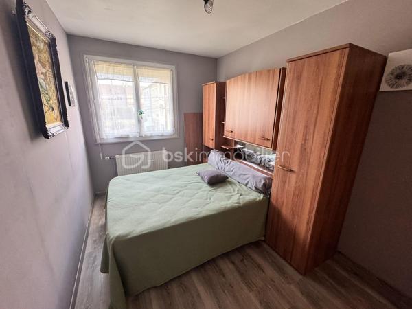 À découvrir au Mans, quartier Clairefontaine/Villaret et au sein d’une rue très peu passante, cette maison familiale d’environ 89 m² habitables est implantée sur un terrain d’environ 150 m².
Fonctionnelle et bien entretenue, elle offre un bel espace de vie ainsi que de nombreux rangements.
Au rez-de-chaussée, vous profiterez de pièces de vie de plain-pied comprenant un salon, un séjour et une cuisine récemment refaite, ainsi qu’un WC avec lave main. Un débarras, accessible depuis l’extérieur à l’avant de la maison, pratique pour y mettre son vélo, complète ce niveau.
Le premier étage se compose de deux chambres, d’une autre chambre actuellement aménagée en bureau, d’une salle de bains et d’un WC.
Au deuxième étage, deux pièces sous pente sont actuellement utilisées comme chambres. À noter qu’elles ne répondent toutefois pas aux critères de surface requis pour être considérées comme des chambres au sens de la loi Carrez.
La maison bénéficie également d’un sous-sol complet avec cave, offrant un espace de stockage appréciable.
À l’extérieur, vous profiterez d’un espace agréable et aménagé avec une terrasse carrelée, une grande pergola très récente équipée d’un éclairage, de stores et de lames de toit électriques, ainsi qu’un cabanon de jardin.
Côté prestations : menuiseries PVC double vitrage avec moustiquaires, fibre optique, chauffage gaz et électrique sur le dernier niveau. La toiture est en bon état, le ravalement de façade et les gouttières ont été refait en 2017.
La cuisine, le carrelage du rez-de-chaussée ainsi que certains radiateurs ont été rénovés il y a environ deux ans.
Une maison fonctionnelle, bien entretenue et idéalement pensée pour une vie de famille, avec ses espaces de vie de plain-pied, son sous-sol complet et son extérieur convivial.