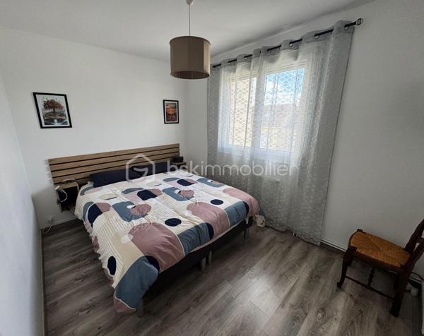 À découvrir au Mans, quartier Clairefontaine/Villaret et au sein d’une rue très peu passante, cette maison familiale d’environ 89 m² habitables est implantée sur un terrain d’environ 150 m².
Fonctionnelle et bien entretenue, elle offre un bel espace de vie ainsi que de nombreux rangements.
Au rez-de-chaussée, vous profiterez de pièces de vie de plain-pied comprenant un salon, un séjour et une cuisine récemment refaite, ainsi qu’un WC avec lave main. Un débarras, accessible depuis l’extérieur à l’avant de la maison, pratique pour y mettre son vélo, complète ce niveau.
Le premier étage se compose de deux chambres, d’une autre chambre actuellement aménagée en bureau, d’une salle de bains et d’un WC.
Au deuxième étage, deux pièces sous pente sont actuellement utilisées comme chambres. À noter qu’elles ne répondent toutefois pas aux critères de surface requis pour être considérées comme des chambres au sens de la loi Carrez.
La maison bénéficie également d’un sous-sol complet avec cave, offrant un espace de stockage appréciable.
À l’extérieur, vous profiterez d’un espace agréable et aménagé avec une terrasse carrelée, une grande pergola très récente équipée d’un éclairage, de stores et de lames de toit électriques, ainsi qu’un cabanon de jardin.
Côté prestations : menuiseries PVC double vitrage avec moustiquaires, fibre optique, chauffage gaz et électrique sur le dernier niveau. La toiture est en bon état, le ravalement de façade et les gouttières ont été refait en 2017.
La cuisine, le carrelage du rez-de-chaussée ainsi que certains radiateurs ont été rénovés il y a environ deux ans.
Une maison fonctionnelle, bien entretenue et idéalement pensée pour une vie de famille, avec ses espaces de vie de plain-pied, son sous-sol complet et son extérieur convivial.