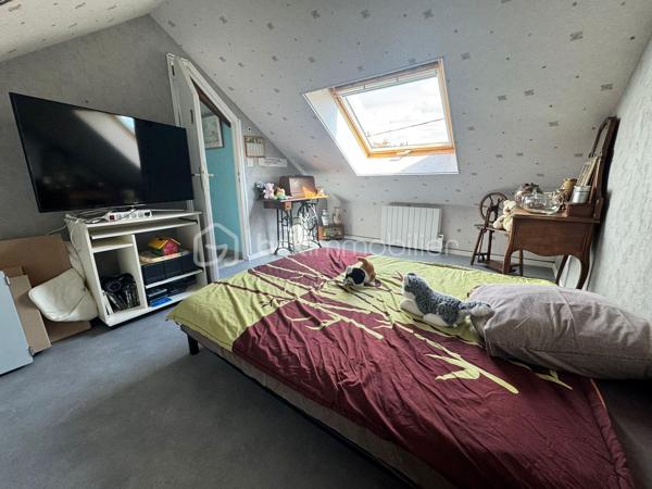 À découvrir au Mans, quartier Clairefontaine/Villaret et au sein d’une rue très peu passante, cette maison familiale d’environ 89 m² habitables est implantée sur un terrain d’environ 150 m².
Fonctionnelle et bien entretenue, elle offre un bel espace de vie ainsi que de nombreux rangements.
Au rez-de-chaussée, vous profiterez de pièces de vie de plain-pied comprenant un salon, un séjour et une cuisine récemment refaite, ainsi qu’un WC avec lave main. Un débarras, accessible depuis l’extérieur à l’avant de la maison, pratique pour y mettre son vélo, complète ce niveau.
Le premier étage se compose de deux chambres, d’une autre chambre actuellement aménagée en bureau, d’une salle de bains et d’un WC.
Au deuxième étage, deux pièces sous pente sont actuellement utilisées comme chambres. À noter qu’elles ne répondent toutefois pas aux critères de surface requis pour être considérées comme des chambres au sens de la loi Carrez.
La maison bénéficie également d’un sous-sol complet avec cave, offrant un espace de stockage appréciable.
À l’extérieur, vous profiterez d’un espace agréable et aménagé avec une terrasse carrelée, une grande pergola très récente équipée d’un éclairage, de stores et de lames de toit électriques, ainsi qu’un cabanon de jardin.
Côté prestations : menuiseries PVC double vitrage avec moustiquaires, fibre optique, chauffage gaz et électrique sur le dernier niveau. La toiture est en bon état, le ravalement de façade et les gouttières ont été refait en 2017.
La cuisine, le carrelage du rez-de-chaussée ainsi que certains radiateurs ont été rénovés il y a environ deux ans.
Une maison fonctionnelle, bien entretenue et idéalement pensée pour une vie de famille, avec ses espaces de vie de plain-pied, son sous-sol complet et son extérieur convivial.