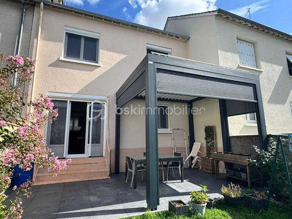 À découvrir au Mans, quartier Clairefontaine/Villaret et au sein d’une rue très peu passante, cette maison familiale d’environ 89 m² habitables est implantée sur un terrain d’environ 150 m².
Fonctionnelle et bien entretenue, elle offre un bel espace de vie ainsi que de nombreux rangements.
Au rez-de-chaussée, vous profiterez de pièces de vie de plain-pied comprenant un salon, un séjour et une cuisine récemment refaite, ainsi qu’un WC avec lave main. Un débarras, accessible depuis l’extérieur à l’avant de la maison, pratique pour y mettre son vélo, complète ce niveau.
Le premier étage se compose de deux chambres, d’une autre chambre actuellement aménagée en bureau, d’une salle de bains et d’un WC.
Au deuxième étage, deux pièces sous pente sont actuellement utilisées comme chambres. À noter qu’elles ne répondent toutefois pas aux critères de surface requis pour être considérées comme des chambres au sens de la loi Carrez.
La maison bénéficie également d’un sous-sol complet avec cave, offrant un espace de stockage appréciable.
À l’extérieur, vous profiterez d’un espace agréable et aménagé avec une terrasse carrelée, une grande pergola très récente équipée d’un éclairage, de stores et de lames de toit électriques, ainsi qu’un cabanon de jardin.
Côté prestations : menuiseries PVC double vitrage avec moustiquaires, fibre optique, chauffage gaz et électrique sur le dernier niveau. La toiture est en bon état, le ravalement de façade et les gouttières ont été refait en 2017.
La cuisine, le carrelage du rez-de-chaussée ainsi que certains radiateurs ont été rénovés il y a environ deux ans.
Une maison fonctionnelle, bien entretenue et idéalement pensée pour une vie de famille, avec ses espaces de vie de plain-pied, son sous-sol complet et son extérieur convivial.