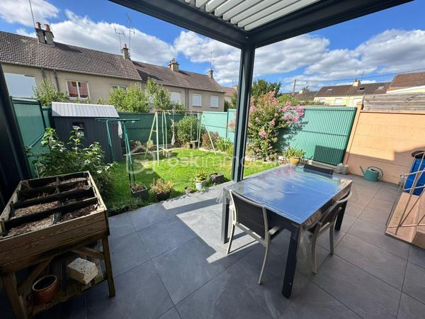 À découvrir au Mans, quartier Clairefontaine/Villaret et au sein d’une rue très peu passante, cette maison familiale d’environ 89 m² habitables est implantée sur un terrain d’environ 150 m².
Fonctionnelle et bien entretenue, elle offre un bel espace de vie ainsi que de nombreux rangements.
Au rez-de-chaussée, vous profiterez de pièces de vie de plain-pied comprenant un salon, un séjour et une cuisine récemment refaite, ainsi qu’un WC avec lave main. Un débarras, accessible depuis l’extérieur à l’avant de la maison, pratique pour y mettre son vélo, complète ce niveau.
Le premier étage se compose de deux chambres, d’une autre chambre actuellement aménagée en bureau, d’une salle de bains et d’un WC.
Au deuxième étage, deux pièces sous pente sont actuellement utilisées comme chambres. À noter qu’elles ne répondent toutefois pas aux critères de surface requis pour être considérées comme des chambres au sens de la loi Carrez.
La maison bénéficie également d’un sous-sol complet avec cave, offrant un espace de stockage appréciable.
À l’extérieur, vous profiterez d’un espace agréable et aménagé avec une terrasse carrelée, une grande pergola très récente équipée d’un éclairage, de stores et de lames de toit électriques, ainsi qu’un cabanon de jardin.
Côté prestations : menuiseries PVC double vitrage avec moustiquaires, fibre optique, chauffage gaz et électrique sur le dernier niveau. La toiture est en bon état, le ravalement de façade et les gouttières ont été refait en 2017.
La cuisine, le carrelage du rez-de-chaussée ainsi que certains radiateurs ont été rénovés il y a environ deux ans.
Une maison fonctionnelle, bien entretenue et idéalement pensée pour une vie de famille, avec ses espaces de vie de plain-pied, son sous-sol complet et son extérieur convivial.