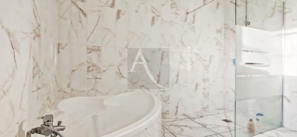 Magnifique maison avec un grand jardin clos, piscine, pool house et double garage