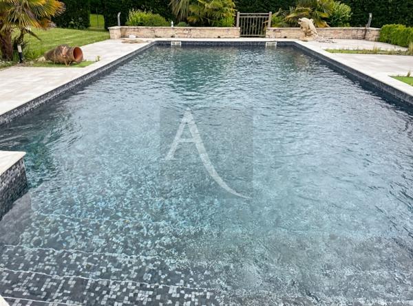 Magnifique maison avec un grand jardin clos, piscine, pool house et double garage