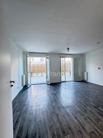 Super studio lumineux de 32 m² À VENDRE avec une grande Terrasse de 17 m² et un parking à MANTES LA VILLE (78)