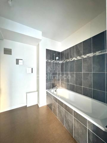 Super studio lumineux de 32 m² À VENDRE avec une grande Terrasse de 17 m² et un parking à MANTES LA VILLE (78)