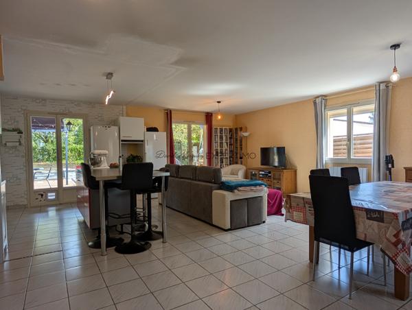 villa de plain-pied très bien entretenue (104 m²) – Pièce de vie avec cuisine ouverte de 60 m²