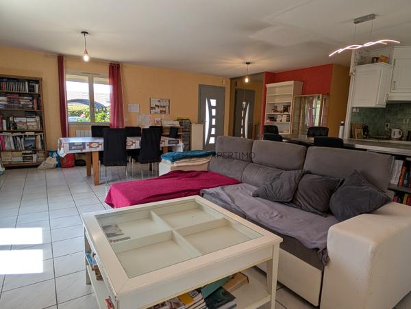 villa de plain-pied très bien entretenue (104 m²) – Pièce de vie avec cuisine ouverte de 60 m²