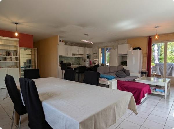 villa de plain-pied très bien entretenue (104 m²) – Pièce de vie avec cuisine ouverte de 60 m²
