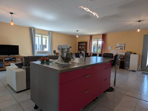 villa de plain-pied très bien entretenue (104 m²) – Pièce de vie avec cuisine ouverte de 60 m²