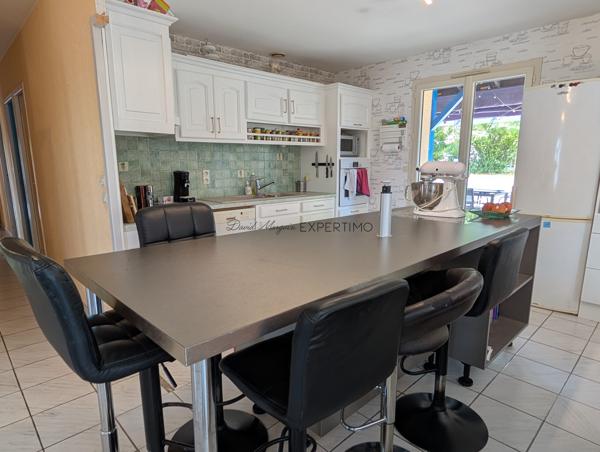 villa de plain-pied très bien entretenue (104 m²) – Pièce de vie avec cuisine ouverte de 60 m²