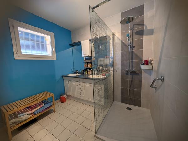 villa de plain-pied très bien entretenue (104 m²) – Pièce de vie avec cuisine ouverte de 60 m²