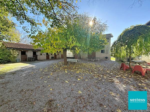 A 5 min du centre de Feurs, ancienne ferme rénovée de 144,05 m2 habitables sur 13606 m2 de terrain avec dépendances