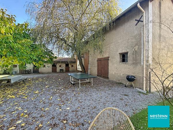 A 5 min du centre de Feurs, ancienne ferme rénovée de 144,05 m2 habitables sur 13606 m2 de terrain avec dépendances