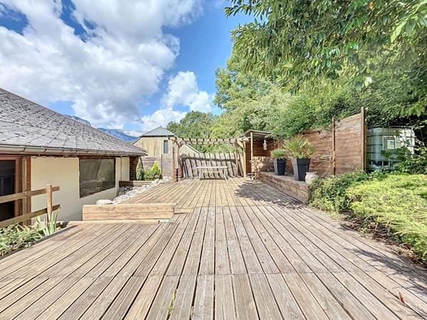 Maison dans corps de ferme de 189 m² à Faverges dont 116 m² de combles aménageables - jardin - stationnements - caves