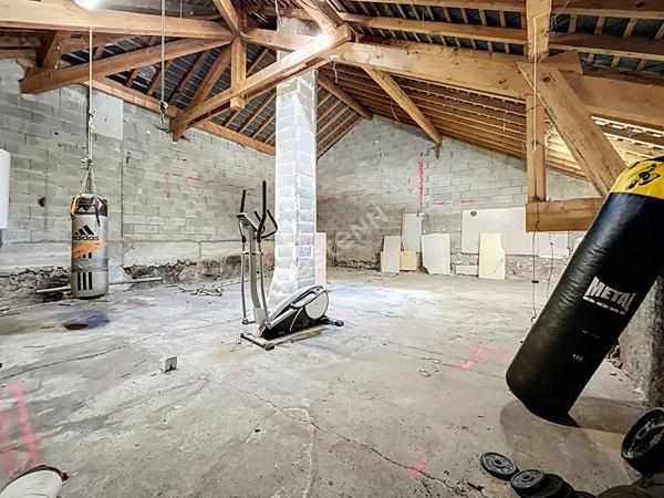 Maison dans corps de ferme de 189 m² à Faverges dont 116 m² de combles aménageables - jardin - stationnements - caves