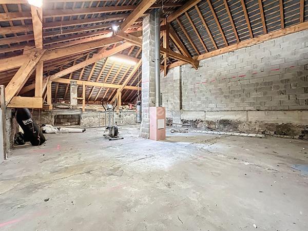 Maison dans corps de ferme de 189 m² à Faverges dont 116 m² de combles aménageables - jardin - stationnements - caves