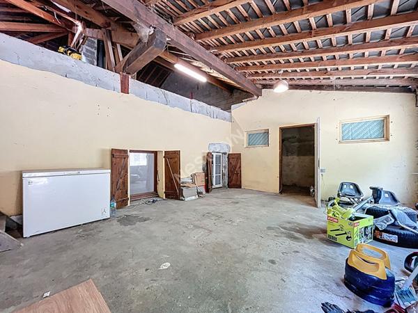 Maison dans corps de ferme de 189 m² à Faverges dont 116 m² de combles aménageables - jardin - stationnements - caves