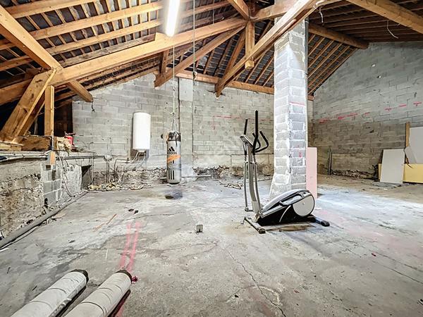 Maison dans corps de ferme de 189 m² à Faverges dont 116 m² de combles aménageables - jardin - stationnements - caves