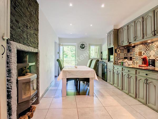 Maison dans corps de ferme de 189 m² à Faverges dont 116 m² de combles aménageables - jardin - stationnements - caves