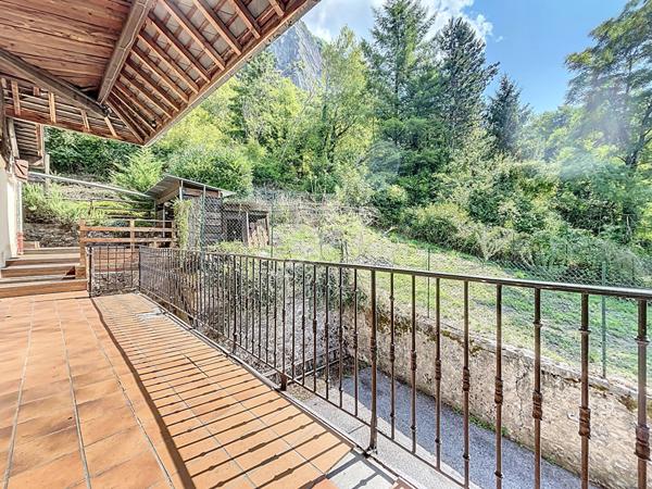 Maison dans corps de ferme de 189 m² à Faverges dont 116 m² de combles aménageables - jardin - stationnements - caves