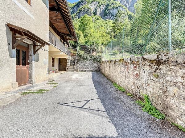 Maison dans corps de ferme de 189 m² à Faverges dont 116 m² de combles aménageables - jardin - stationnements - caves