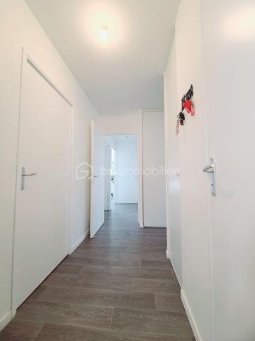 A Melun, venez découvrir ce très bel appartement situé au 2ᵉ et dernier étage d’une résidence sécurisée et fermée récente construite en 2023.
Dès l’entrée, vous découvrirez des WC indépendants ainsi qu’une première chambre. Vous accéderez ensuite à un séjour particulièrement spacieux et baigné de lumière, grâce à son exposition Ouest.
La cuisine, neuve et entièrement équipée, s’ouvre harmonieusement sur la pièce de vie (31m2). Depuis le séjour comme depuis la cuisine, vous pourrez profiter d’un accès direct à la loggia, idéale pour vos moments de détente en extérieur.
L’espace nuit se compose de deux autres chambres, dont l’une bénéficie d’un accès privatif à un balcon indépendant. Vous trouverez également une salle d’eau ainsi qu’une buanderie, parfaitement aménagée pour accueillir votre lave-linge et votre sèche-linge.
De nombreux placards, judicieusement répartis dans l’appartement, offrent de belles capacités de rangement et permettent de profiter pleinement des espaces de vie.
Enfin, vous bénéficierez de deux places de stationnement en sous-sol, avec la possibilité de les boxer selon vos besoins.
Construit en 2023, l’appartement bénéficie encore de la garantie décennale, valable jusqu’en 2033, vous offrant ainsi une tranquillité supplémentaire.
Les plus de ce bien:
- Garantie décennale 2033
- Proximité des commerces, écoles (2mn à pieds), collège (7mn à pieds), LIDL, Intermarché (5mn en voiture), G20 (1mn à pieds).
- Chaudière individuelle ATLANTIC Gaz
- Fibre
- Le Tzen en cours 
- Volets roulants sur chambre, loggia, séjour et cuisine, volets à battants (coté rue)
- 2 places de parking en sous-sol
***** VISITE POSSIBLE 7j/7 sur RDV jusqu'à 21h30 *****
Je réponds aux appels, mails et sms jusque tard le soir