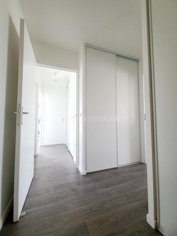 A Melun, venez découvrir ce très bel appartement situé au 2ᵉ et dernier étage d’une résidence sécurisée et fermée récente construite en 2023.
Dès l’entrée, vous découvrirez des WC indépendants ainsi qu’une première chambre. Vous accéderez ensuite à un séjour particulièrement spacieux et baigné de lumière, grâce à son exposition Ouest.
La cuisine, neuve et entièrement équipée, s’ouvre harmonieusement sur la pièce de vie (31m2). Depuis le séjour comme depuis la cuisine, vous pourrez profiter d’un accès direct à la loggia, idéale pour vos moments de détente en extérieur.
L’espace nuit se compose de deux autres chambres, dont l’une bénéficie d’un accès privatif à un balcon indépendant. Vous trouverez également une salle d’eau ainsi qu’une buanderie, parfaitement aménagée pour accueillir votre lave-linge et votre sèche-linge.
De nombreux placards, judicieusement répartis dans l’appartement, offrent de belles capacités de rangement et permettent de profiter pleinement des espaces de vie.
Enfin, vous bénéficierez de deux places de stationnement en sous-sol, avec la possibilité de les boxer selon vos besoins.
Construit en 2023, l’appartement bénéficie encore de la garantie décennale, valable jusqu’en 2033, vous offrant ainsi une tranquillité supplémentaire.
Les plus de ce bien:
- Garantie décennale 2033
- Proximité des commerces, écoles (2mn à pieds), collège (7mn à pieds), LIDL, Intermarché (5mn en voiture), G20 (1mn à pieds).
- Chaudière individuelle ATLANTIC Gaz
- Fibre
- Le Tzen en cours 
- Volets roulants sur chambre, loggia, séjour et cuisine, volets à battants (coté rue)
- 2 places de parking en sous-sol
***** VISITE POSSIBLE 7j/7 sur RDV jusqu'à 21h30 *****
Je réponds aux appels, mails et sms jusque tard le soir