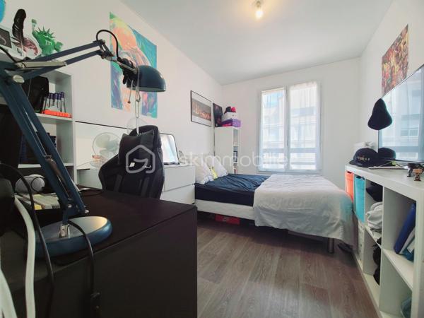 A Melun, venez découvrir ce très bel appartement situé au 2ᵉ et dernier étage d’une résidence sécurisée et fermée récente construite en 2023.
Dès l’entrée, vous découvrirez des WC indépendants ainsi qu’une première chambre. Vous accéderez ensuite à un séjour particulièrement spacieux et baigné de lumière, grâce à son exposition Ouest.
La cuisine, neuve et entièrement équipée, s’ouvre harmonieusement sur la pièce de vie (31m2). Depuis le séjour comme depuis la cuisine, vous pourrez profiter d’un accès direct à la loggia, idéale pour vos moments de détente en extérieur.
L’espace nuit se compose de deux autres chambres, dont l’une bénéficie d’un accès privatif à un balcon indépendant. Vous trouverez également une salle d’eau ainsi qu’une buanderie, parfaitement aménagée pour accueillir votre lave-linge et votre sèche-linge.
De nombreux placards, judicieusement répartis dans l’appartement, offrent de belles capacités de rangement et permettent de profiter pleinement des espaces de vie.
Enfin, vous bénéficierez de deux places de stationnement en sous-sol, avec la possibilité de les boxer selon vos besoins.
Construit en 2023, l’appartement bénéficie encore de la garantie décennale, valable jusqu’en 2033, vous offrant ainsi une tranquillité supplémentaire.
Les plus de ce bien:
- Garantie décennale 2033
- Proximité des commerces, écoles (2mn à pieds), collège (7mn à pieds), LIDL, Intermarché (5mn en voiture), G20 (1mn à pieds).
- Chaudière individuelle ATLANTIC Gaz
- Fibre
- Le Tzen en cours 
- Volets roulants sur chambre, loggia, séjour et cuisine, volets à battants (coté rue)
- 2 places de parking en sous-sol
***** VISITE POSSIBLE 7j/7 sur RDV jusqu'à 21h30 *****
Je réponds aux appels, mails et sms jusque tard le soir