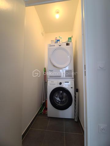 A Melun, venez découvrir ce très bel appartement situé au 2ᵉ et dernier étage d’une résidence sécurisée et fermée récente construite en 2023.
Dès l’entrée, vous découvrirez des WC indépendants ainsi qu’une première chambre. Vous accéderez ensuite à un séjour particulièrement spacieux et baigné de lumière, grâce à son exposition Ouest.
La cuisine, neuve et entièrement équipée, s’ouvre harmonieusement sur la pièce de vie (31m2). Depuis le séjour comme depuis la cuisine, vous pourrez profiter d’un accès direct à la loggia, idéale pour vos moments de détente en extérieur.
L’espace nuit se compose de deux autres chambres, dont l’une bénéficie d’un accès privatif à un balcon indépendant. Vous trouverez également une salle d’eau ainsi qu’une buanderie, parfaitement aménagée pour accueillir votre lave-linge et votre sèche-linge.
De nombreux placards, judicieusement répartis dans l’appartement, offrent de belles capacités de rangement et permettent de profiter pleinement des espaces de vie.
Enfin, vous bénéficierez de deux places de stationnement en sous-sol, avec la possibilité de les boxer selon vos besoins.
Construit en 2023, l’appartement bénéficie encore de la garantie décennale, valable jusqu’en 2033, vous offrant ainsi une tranquillité supplémentaire.
Les plus de ce bien:
- Garantie décennale 2033
- Proximité des commerces, écoles (2mn à pieds), collège (7mn à pieds), LIDL, Intermarché (5mn en voiture), G20 (1mn à pieds).
- Chaudière individuelle ATLANTIC Gaz
- Fibre
- Le Tzen en cours 
- Volets roulants sur chambre, loggia, séjour et cuisine, volets à battants (coté rue)
- 2 places de parking en sous-sol
***** VISITE POSSIBLE 7j/7 sur RDV jusqu'à 21h30 *****
Je réponds aux appels, mails et sms jusque tard le soir