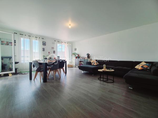 A Melun, venez découvrir ce très bel appartement situé au 2ᵉ et dernier étage d’une résidence sécurisée et fermée récente construite en 2023.
Dès l’entrée, vous découvrirez des WC indépendants ainsi qu’une première chambre. Vous accéderez ensuite à un séjour particulièrement spacieux et baigné de lumière, grâce à son exposition Ouest.
La cuisine, neuve et entièrement équipée, s’ouvre harmonieusement sur la pièce de vie (31m2). Depuis le séjour comme depuis la cuisine, vous pourrez profiter d’un accès direct à la loggia, idéale pour vos moments de détente en extérieur.
L’espace nuit se compose de deux autres chambres, dont l’une bénéficie d’un accès privatif à un balcon indépendant. Vous trouverez également une salle d’eau ainsi qu’une buanderie, parfaitement aménagée pour accueillir votre lave-linge et votre sèche-linge.
De nombreux placards, judicieusement répartis dans l’appartement, offrent de belles capacités de rangement et permettent de profiter pleinement des espaces de vie.
Enfin, vous bénéficierez de deux places de stationnement en sous-sol, avec la possibilité de les boxer selon vos besoins.
Construit en 2023, l’appartement bénéficie encore de la garantie décennale, valable jusqu’en 2033, vous offrant ainsi une tranquillité supplémentaire.
Les plus de ce bien:
- Garantie décennale 2033
- Proximité des commerces, écoles (2mn à pieds), collège (7mn à pieds), LIDL, Intermarché (5mn en voiture), G20 (1mn à pieds).
- Chaudière individuelle ATLANTIC Gaz
- Fibre
- Le Tzen en cours 
- Volets roulants sur chambre, loggia, séjour et cuisine, volets à battants (coté rue)
- 2 places de parking en sous-sol
***** VISITE POSSIBLE 7j/7 sur RDV jusqu'à 21h30 *****
Je réponds aux appels, mails et sms jusque tard le soir