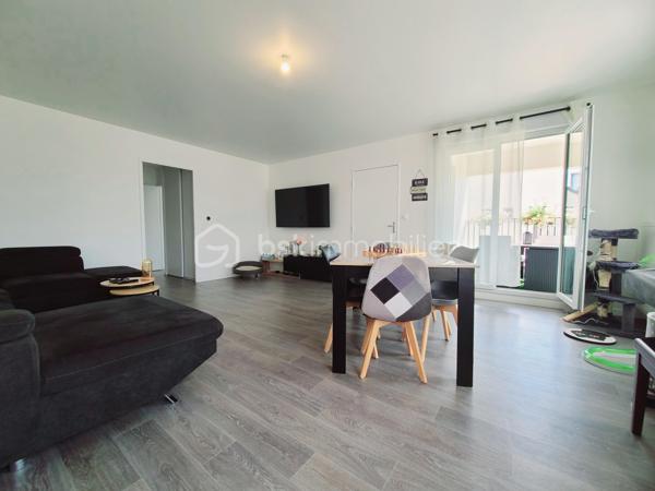 A Melun, venez découvrir ce très bel appartement situé au 2ᵉ et dernier étage d’une résidence sécurisée et fermée récente construite en 2023.
Dès l’entrée, vous découvrirez des WC indépendants ainsi qu’une première chambre. Vous accéderez ensuite à un séjour particulièrement spacieux et baigné de lumière, grâce à son exposition Ouest.
La cuisine, neuve et entièrement équipée, s’ouvre harmonieusement sur la pièce de vie (31m2). Depuis le séjour comme depuis la cuisine, vous pourrez profiter d’un accès direct à la loggia, idéale pour vos moments de détente en extérieur.
L’espace nuit se compose de deux autres chambres, dont l’une bénéficie d’un accès privatif à un balcon indépendant. Vous trouverez également une salle d’eau ainsi qu’une buanderie, parfaitement aménagée pour accueillir votre lave-linge et votre sèche-linge.
De nombreux placards, judicieusement répartis dans l’appartement, offrent de belles capacités de rangement et permettent de profiter pleinement des espaces de vie.
Enfin, vous bénéficierez de deux places de stationnement en sous-sol, avec la possibilité de les boxer selon vos besoins.
Construit en 2023, l’appartement bénéficie encore de la garantie décennale, valable jusqu’en 2033, vous offrant ainsi une tranquillité supplémentaire.
Les plus de ce bien:
- Garantie décennale 2033
- Proximité des commerces, écoles (2mn à pieds), collège (7mn à pieds), LIDL, Intermarché (5mn en voiture), G20 (1mn à pieds).
- Chaudière individuelle ATLANTIC Gaz
- Fibre
- Le Tzen en cours 
- Volets roulants sur chambre, loggia, séjour et cuisine, volets à battants (coté rue)
- 2 places de parking en sous-sol
***** VISITE POSSIBLE 7j/7 sur RDV jusqu'à 21h30 *****
Je réponds aux appels, mails et sms jusque tard le soir