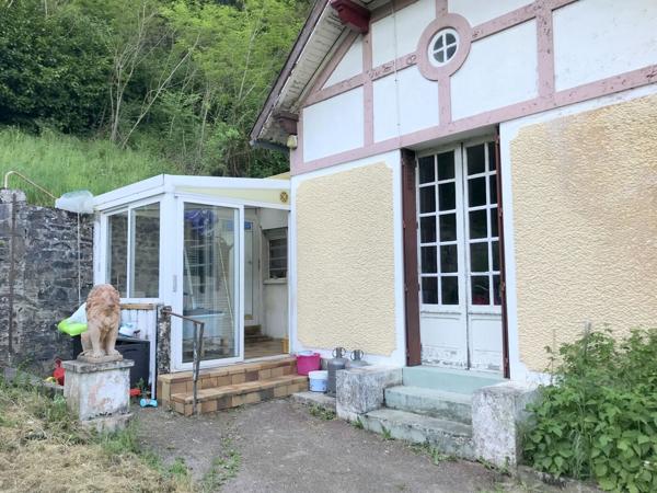 Petite Maison à rénover avec jardin bord de rivière