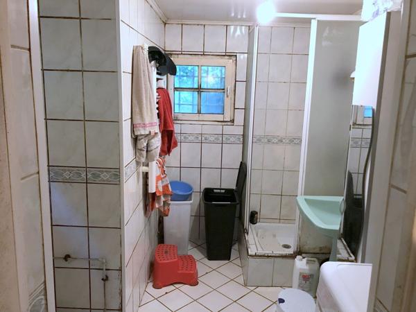 Petite Maison à rénover avec jardin bord de rivière