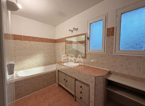 A VENDRE - Catalunya -  Maison deux faces - Jardin et garage.