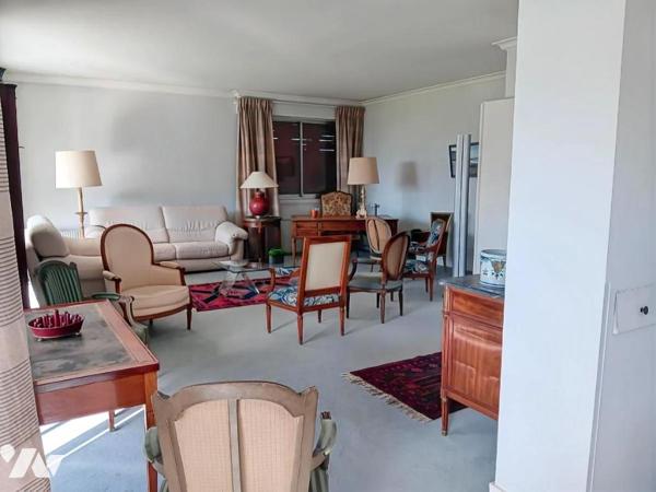 SPACIEUX APPARTEMENT DANS CADRE EXCEPTIONEL