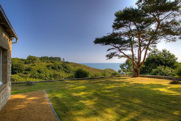 Deux maisons meublées pleine vue mer avec accès à la mer par un joli chemin en sous-bois.