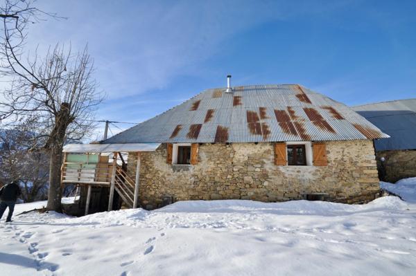 Dpt Alpes de Haute Provence (04), à vendre ALLOS Maison en pierres 3/4 pièces, terrasse et caves. Vue montagnes
