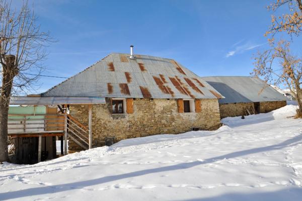 Dpt Alpes de Haute Provence (04), à vendre ALLOS Maison en pierres 3/4 pièces, terrasse et caves. Vue montagnes