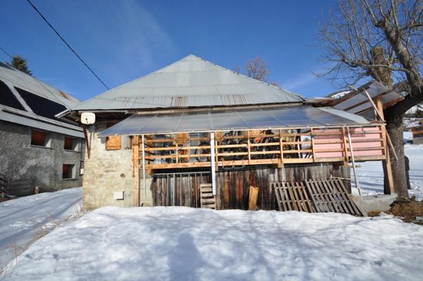 Dpt Alpes de Haute Provence (04), à vendre ALLOS Maison en pierres 3/4 pièces, terrasse et caves. Vue montagnes