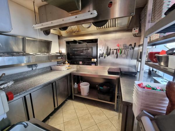 LE CHATEAU D'OLERON (17) emplac N°1 cœur de ville A Vendre le Fonds de Commerce charmante PIZZERIA très réputée.