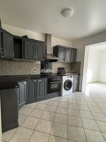 Situé en plein ceur de Blanc-Mesnil, découvrez ce superbe appartement de 44 m2 entièrement rénové récemment, niché dans une petite copropriété de seulement 4 appartements. Ce bien lumineux et parfaitement agencé se compose d'une entrée accueillante, une spacieuse chambre, un séjour confortable avec coin cuisine, une salle d'eau moderne avec WC. Vous profiterez également d'une cave en sous-sol. Grâce à sa localisation idéal en centre-ville, ses faibles charges et ses prestations de qualité, ce bien représente une opportunité parfaite pour tout type d'investissement locatif. Produit rare sur le secteur, à visiter sans tarder.